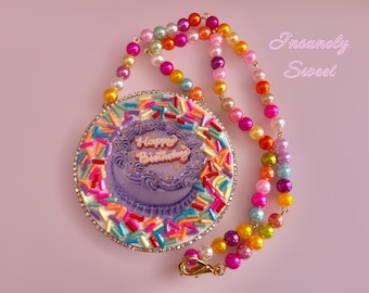 Collar de pastel y chispas de feliz cumpleaños