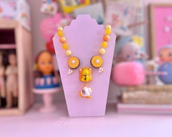 Collar con tetera y diseño de flor de naranja y pastel de limón