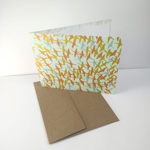 Handgenaaide blanco kaart | Gerecycleerde katoenen doek | Gedecoreerde rand | Washi met zeefdruk | Chiyogami | Milieuvriendelijke kaart | Metalen vogels