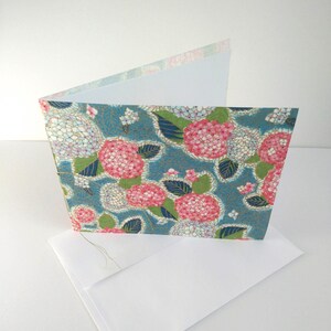 Carte vierge cousue main | Bordure tachetée | Chiyogami en Washi sérigraphié | Chiffon en coton recyclé | Papeterie écologique | Fleurs roses
