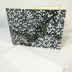 Handgenaaide blanco kaart | Milieuvriendelijk briefpapier | Gedecoreerde rand | Washi-chiyogami met zeefdruk | Gerecycleerde katoenen lap | Witte madeliefjes op zwart