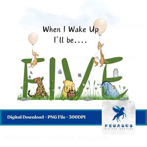 Pode incluir: Um download digital de um 'CINCO' verde com personagens do Winnie the Pooh, incluindo Tigger, Piglet, Eeyore e Rabbit. Os personagens estão segurando balões e estão cercados por grama verde e flores. O texto 'When I Wake Up I'll be...' está acima do 'CINCO'.