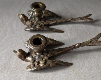 Candelabros antiguos de latón con forma de águila (par) – Estilo Hollywood Regency de mediados de siglo (años 50) – Candelabros largos y ornamentados con forma de pájaro