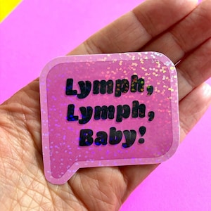 Puede incluir: Pegatina holográfica rosa con un diseño de burbuja de diálogo. El texto dentro de la burbuja dice "Lymph, Lymph, Baby!"