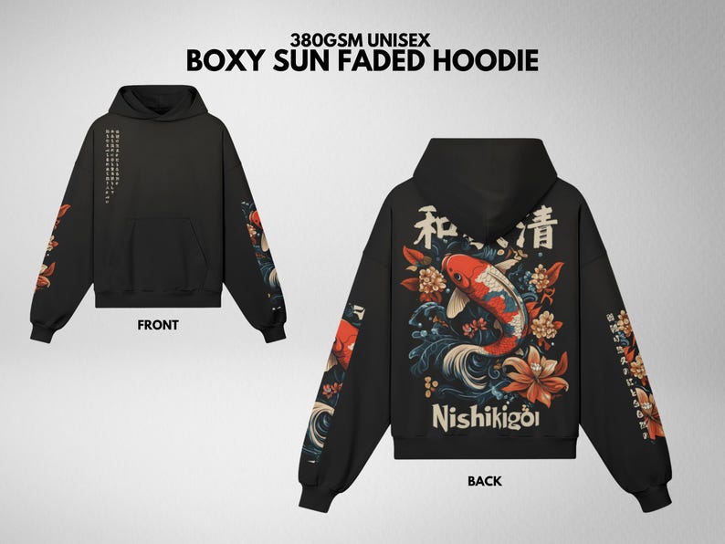 Pu&ograve; includere: Felpa con cappuccio unisex nera boxy sun faded con tasca frontale e cappuccio. La parte posteriore presenta un design di carpa koi con testo giapponese e la parola "Nishikigoi". Le maniche hanno dettagli floreali e testuali.