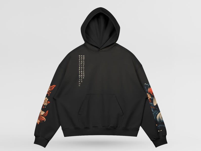 Pu&ograve; includere: Felpa con cappuccio nera con cappuccio con coulisse e tasca a marsupio. Le maniche presentano disegni floreali nei toni del rosso, arancione e crema. Testo verticale stampato sul petto sinistro. Felpa casual e oversize.
