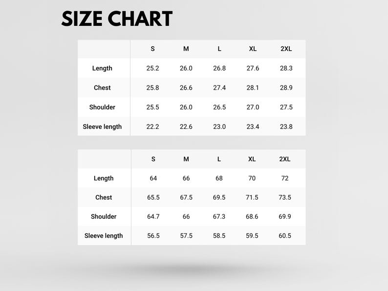 Pu&ograve; includere: Una tabella delle taglie per abbigliamento, con misure in centimetri. Le taglie vanno dalla S alla 2XL. Le misure sono fornite per lunghezza, torace, spalle e lunghezza maniche. Il testo "SIZE CHART" &egrave; in alto.