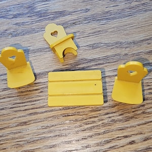 Mini maison de poupée meubles vers les années 1980 table de cuisine en plastique pour enfants avec 3 chaises