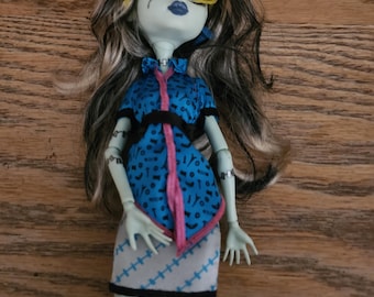 Monster High Frankie Stein Doll Mattel #35 with stand, glasses, boots