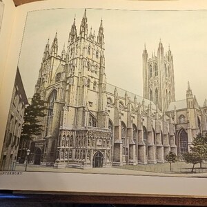 Op de afbeelding: Een sepia-kleurige illustratie van de kathedraal van Canterbury, met meerdere torenspitsen en ingewikkelde architectonische details. Het woord "CANTERBURY" staat onderaan afgedrukt. De afbeelding toont de kathedraal tegen een lichte lucht.