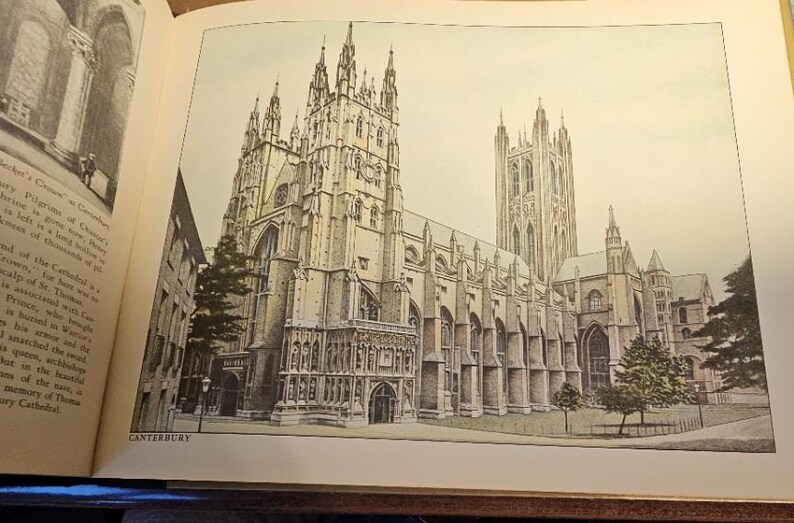 Op de afbeelding: Een sepia-kleurige illustratie van de kathedraal van Canterbury, met meerdere torenspitsen en ingewikkelde architectonische details. Het woord "CANTERBURY" staat onderaan afgedrukt. De afbeelding toont de kathedraal tegen een lichte lucht.