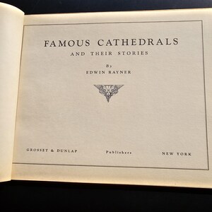 Op de afbeelding: Open boekpagina met de titel "FAMOUS CATHEDRALS AND THEIR STORIES" in een schreefletter. De auteur is Edwin Rayner. De uitgever, Grosset & Dunlap, en de stad New York staan onderaan de pagina.