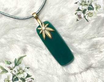 Natural Green Onyx Pendant, Antique Brass Daisy Bail &  Clasp, Semiprecious Gemstone, Green Pearlized Real Leather, Handcrafted, Gift Box