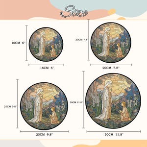 Peut inclure: Quatre &oelig;uvres d'art circulaires en vitrail repr&eacute;sentant une sc&egrave;ne religieuse avec une figure en blanc et une personne agenouill&eacute;e. Tailles disponibles : 16 cm (6 pouces), 20 cm (7,8 pouces), 25 cm (9,8 pouces) et 30 cm (11,8 pouces). Le mot "Size" est en haut.