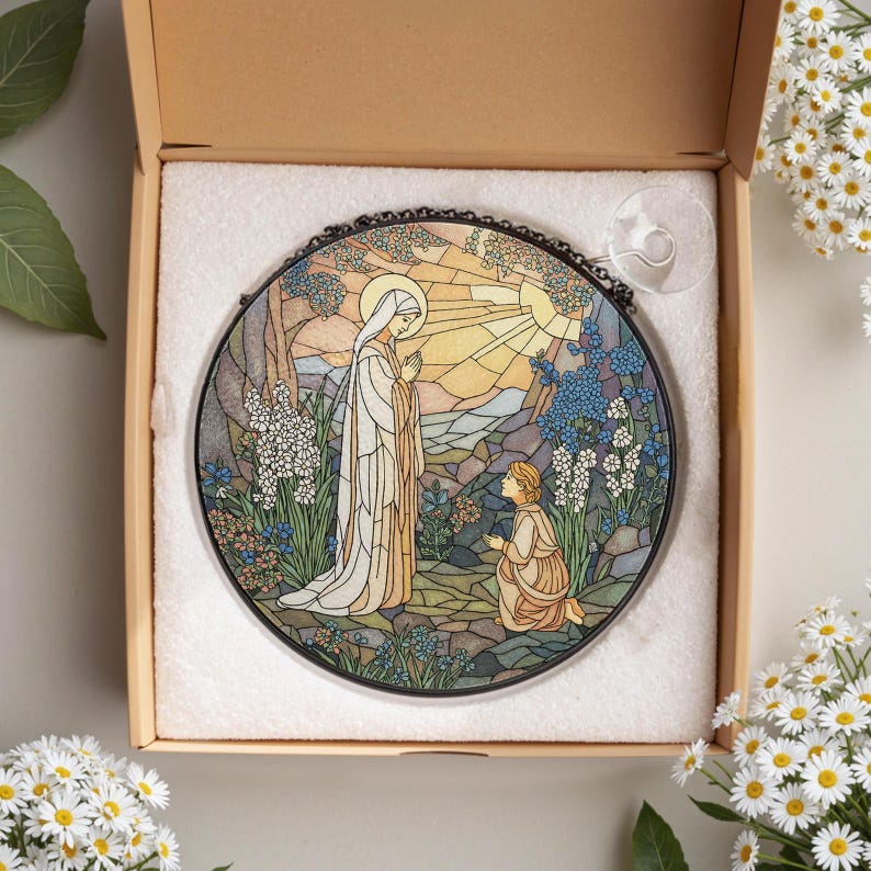 Peut inclure: Vitrail rond repr&eacute;sentant une sc&egrave;ne religieuse avec deux personnages dans un jardin. L'&oelig;uvre pr&eacute;sente une femme en robe blanche et une figure agenouill&eacute;e, avec des arbres, des fleurs et un soleil rayonnant. L'&oelig;uvre est encadr&eacute;e dans un cadre en m&eacute;tal noir.