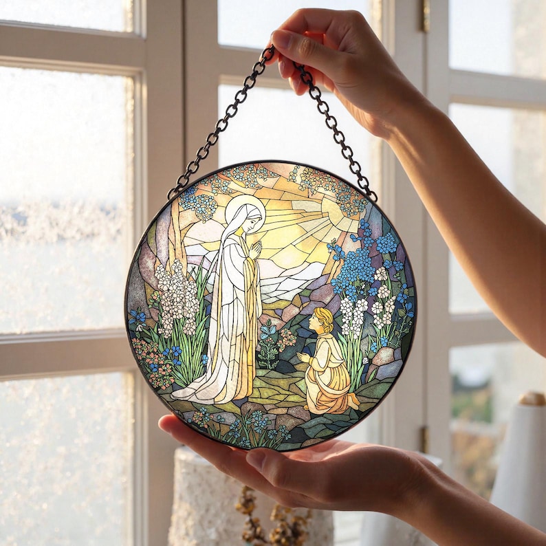 Peut inclure: Panneau de vitrail rond repr&eacute;sentant une sc&egrave;ne religieuse avec une femme en robe blanche et une figure agenouill&eacute;e. L'&oelig;uvre d'art pr&eacute;sente une palette de couleurs vives avec des bleus, des verts et des jaunes, et est encadr&eacute;e d'une cha&icirc;ne en m&eacute;tal noir.