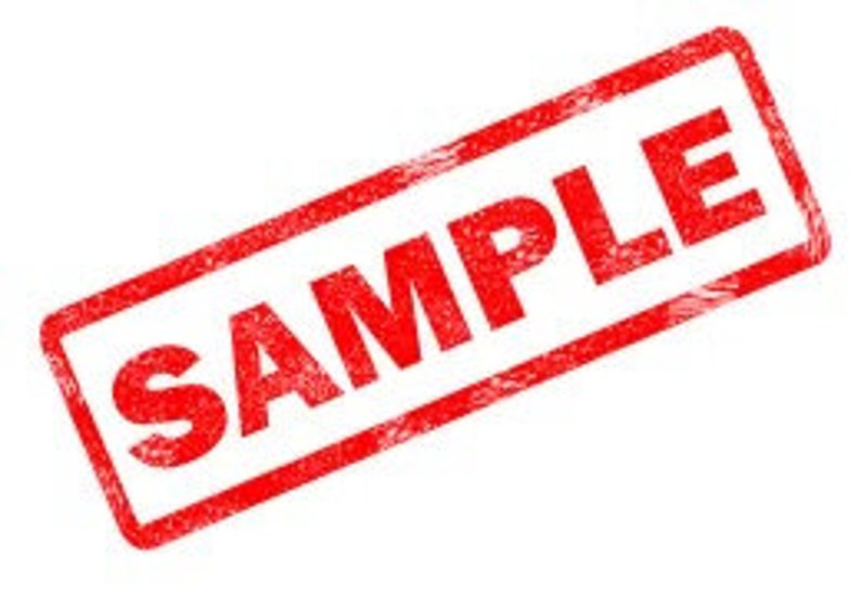 Pu&ograve; includere: Timbro in gomma rettangolare rosso con la parola "SAMPLE" in lettere bianche.