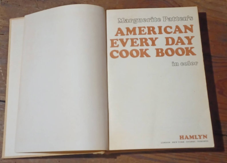 1968 Marguerite Patten's American Every Day Cook Book in color vintage 60s cookbook immagine 3