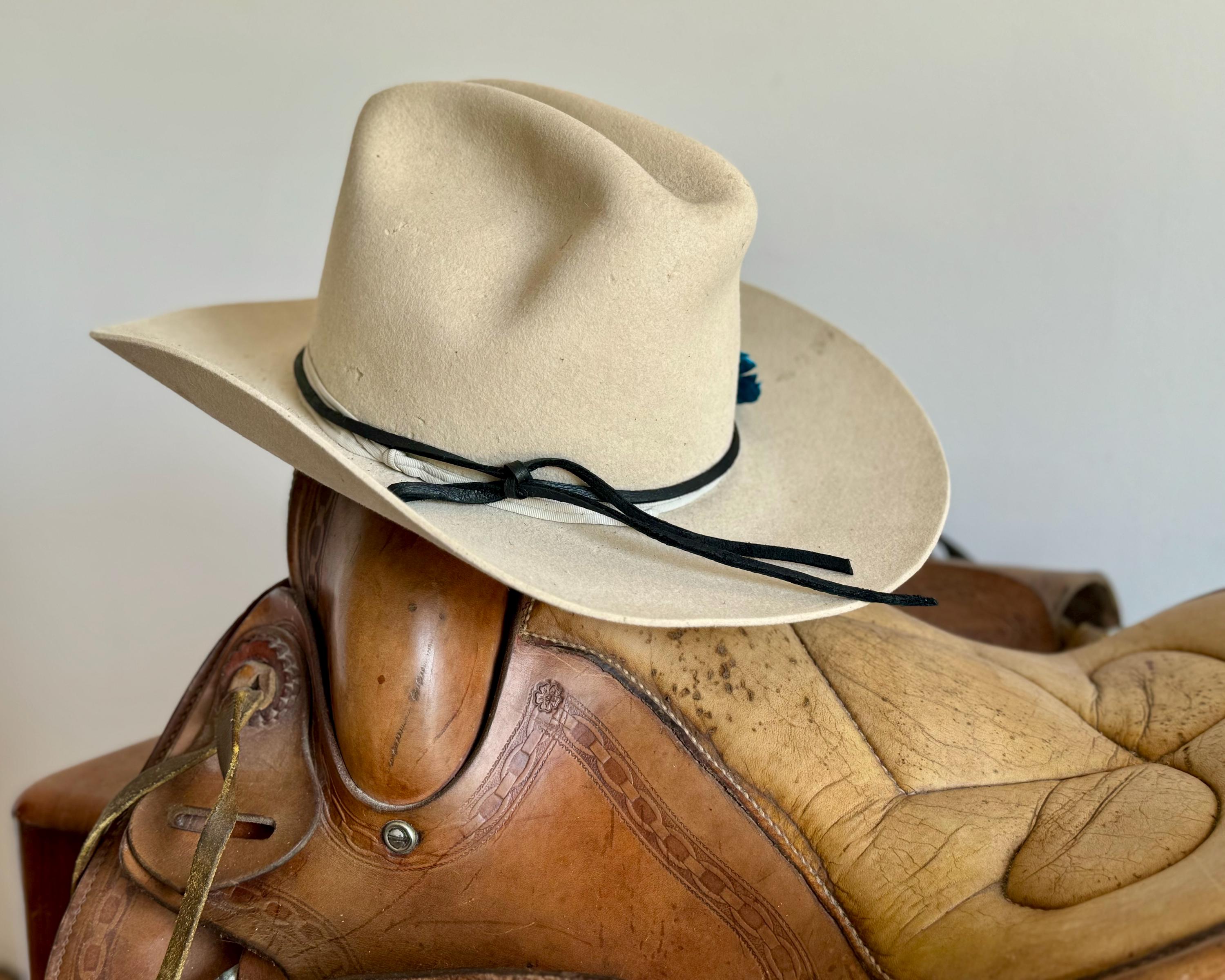Cowboy in un cappello bianco immagini e fotografie stock ad alta risoluzione