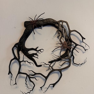 3D Printed Halloween Wreath: Spooky Huntsman Spiders, Gothic Decor
