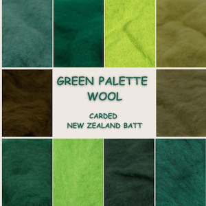 Peut inclure: Un collage d'échantillons de laine verte, présentant une variété de nuances allant du vert forêt profond au vert citron vif. Le texte "GREEN PALETTE WOOL" est centré, avec "CARDED NEW ZEALAND BATT" en dessous. La laine semble douce et texturée.
