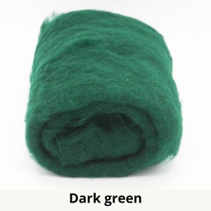 Könnte beinhalten: Eine Rolle dunkelgrüner Wollvlies, ein weiches, flauschiges Material für verschiedene Bastelarbeiten. Der Text "Dark green" ist unten im Bild zu sehen. Die Wolle scheint dicht gepackt zu sein und eignet sich zum Filzen oder Spinnen.
