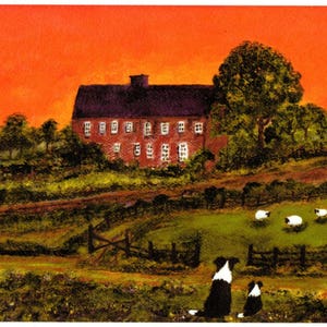 Peut inclure: Une peinture pastorale représente une maison en briques rouges avec plusieurs fenêtres sous un ciel orange. Deux chiens noirs et blancs sont assis au premier plan, avec des moutons broutant dans un champ vert. Un arbre et une clôture en bois sont également visibles.