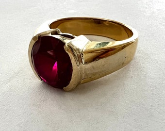 Mens ring in 18k solid gold with ruby, mens signet gold ring