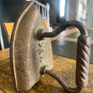 Antique 8 pound sadiron, laundry  pressing iron, door stop, heavy cast iron, 1900’s cast iron clothes presser, antique collectible iron