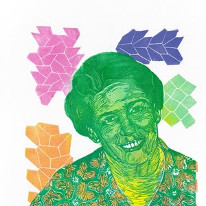 Op de afbeelding: Een groene linosnede van een vrouw met een groen bloemetjespatroon op haar shirt. De achtergrond is wit papier met geometrische vormen in roze, blauw en oranje.