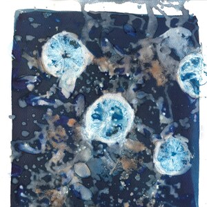 Peut inclure: Peinture abstraite à l'aquarelle sur fond bleu avec des cercles blancs et bleus. Les cercles sont dispersés sur la toile et semblent flotter. Le fond est parsemé de peinture blanche et brune.