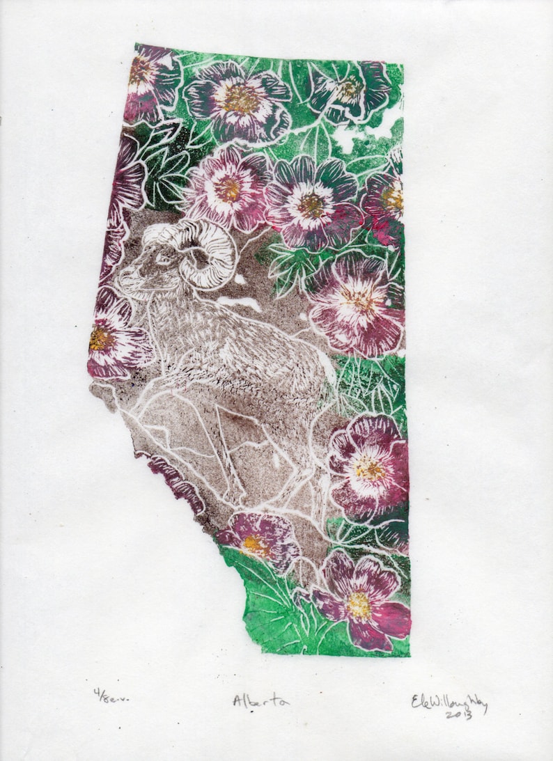 K&ouml;nnte beinhalten: Ein Druck der kanadischen Provinz Alberta mit einem Dickhornschaf in der Mitte und einem floralen Design drumherum. Der Druck ist mit "Alberta" betitelt und mit "Ele Willoughby 2013" signiert.