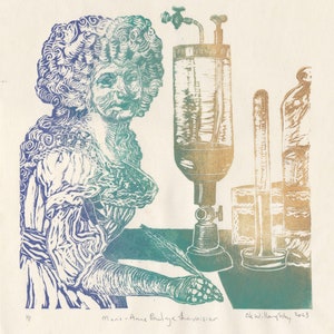 Peut inclure: Linogravure représentant une femme aux cheveux élaborés, écrivant avec une plume. L'impression comprend des équipements scientifiques et le texte "Marie-Anne Paulze Lavoisier" et "Ele Willoughby 2023". La palette de couleurs comprend des nuances de bleu, de vert et d'or.