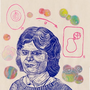 Może przedstawiać: Niebiesko-biała linorytnia przedstawiająca kobietę z krótkimi włosami. Druk otoczony jest kolorowymi kółkami i różowym schematem z literami M, U i N. Tekst "Karen Keskulla Uhlenbeck" i "Ele Willoughby 2021" znajduje się na dole wydruku.