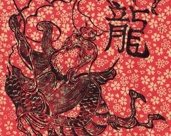 Impresión en bloque de lino con dragón chino en rojo, negro y dorado, con nubes sobre papel estampado