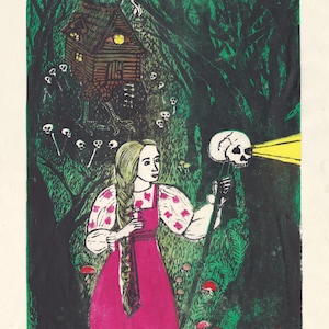Puede incluir: Una colorida impresión titulada "Vasilisa la Bella" representa a una mujer con un vestido rosa sosteniendo una calavera que emite un rayo amarillo. La obra presenta una escena de bosque con una casa, calaveras y setas rojas.