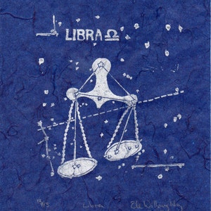 Sternbild Waage Linolschnitt in Weiß auf Blau - Sternbilder Linoldruck Kollektion, Sternenkarte, Waage die Waage
