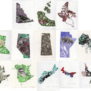 K&ouml;nnte beinhalten: Eine Sammlung von 12 Drucken, die verschiedene kanadische Provinzen zeigen. Jeder Druck zeigt die Umrisse einer Provinz mit einem einzigartigen Design und einer Tierillustration. Die Drucke sind in verschiedenen Farben, darunter Gr&uuml;n, Blau, Rot und Braun.