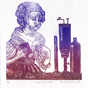 Peut inclure: Une estampe en bois de couleur violette et rouge représentant une femme tenant un livre, debout à côté d'un tube en verre et d'une bouteille. L'estampe est intitulée "Claudine Picordot" et signée "Ele Willoughby 2005".