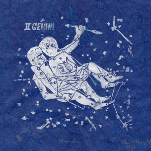 Linoleografia della costellazione dei Gemelli, collezione di stampe in linoleum delle costellazioni dello zodiaco - Argento su blu, Gemelli, Castore e Polluce