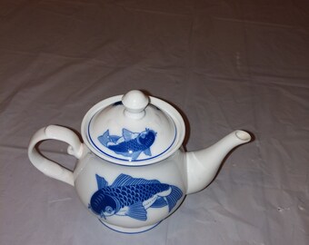Weiße und blaue individuelle Koi-Teekanne