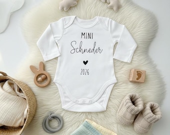 Personalized baby bodysuit “Mini [Last Name]” with heart & year (e.g. 2026) – Long sleeve – Pregnancy announcement – Gift for newborns