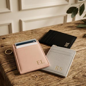 Personligt kortfodral – Elegant kreditkortsfodral med initialer | Present till honom och henne | Plånbok i läderliknande material med monogram