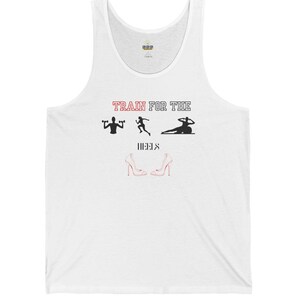 Könnte beinhalten: Ein weißes Tanktop mit dem Text "TRAIN FOR THE HEELS" in Rot und Schwarz. Der Text wird von drei schwarzen Silhouetten von Frauen begleitet, die trainieren: eine hebt Gewichte, eine rennt und eine macht eine Planke.