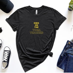 Camisa de yoga, Instructor de yoga, Dibs en el profesor de yoga, Stretch, Namaste, OM, Camiseta gráfica, Asana, Pranayama, Camiseta de manga corta Unisex Jersey