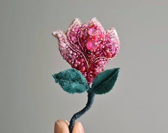 Brosche in Form einer Magnolienblüte. Bestickt mit Kristallen, Perlen, Pailletten und Strasssteinen. Handgefertigt.