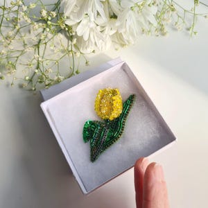 Brosche *+Gelbe Tulpe+* aus Perlen, Kristallen, Pailletten. Handgefertigt. Frühlingsbrosche zum Verschenken. Brosche Blume. Geschenk für eine Frau. Kristall Tulpe.