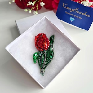 Rote Tulpen Brosche aus Kristallen, Perlen, Pailletten. Handstickerei. Rote Blume Brosche. Frühlingsbrosche. Geschenk für eine Frau. Brosche Perlen Tulpe.