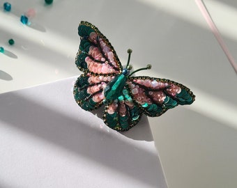 Broche papillon faite main faite de perles, d'uristals et de paillettes. Une broche élégante à offrir à une mère, une sœur, une grand-mère ou une amie.