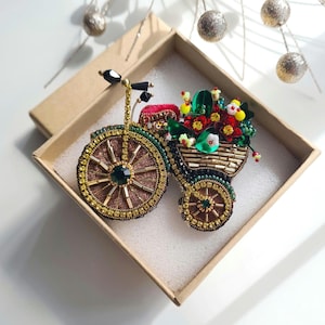 Broche Fiets met bloemen. Borduurwerk met kralen, strassteentjes en pailletten. Heldere, bloeiende fiets als cadeau aan dierbaren. Handgemaakt.